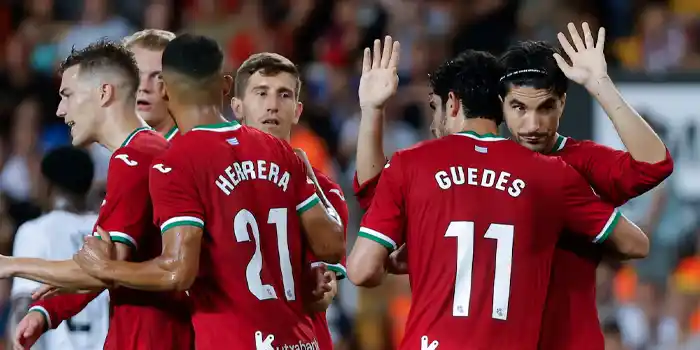 La Real Sociedad remata y se lleva la victoria en el descuento, ante Valencia CF (2-3) | RESUMEN y GOLES
